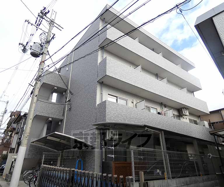 京都市伏見区桃山町金井戸島のマンションの建物外観