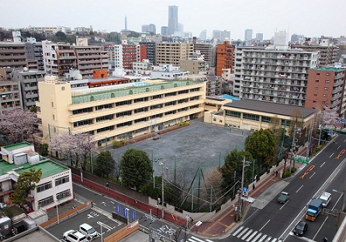 【モルゲンロート蒔田の小学校】