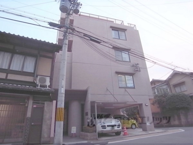 京都市北区平野宮本町のマンションの建物外観