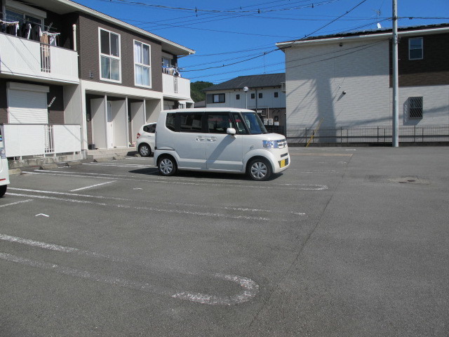 【リバーシティ砂金の駐車場】