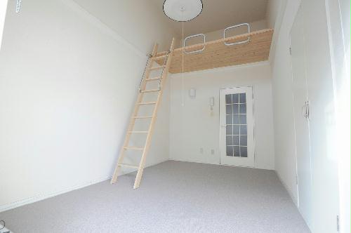 居室・リビング　備品や設備仕様は号室等により異なります現地をご確認下さい。