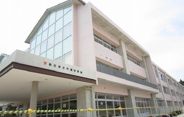 中学校　松江市立宍道中学校（中学校）まで82m