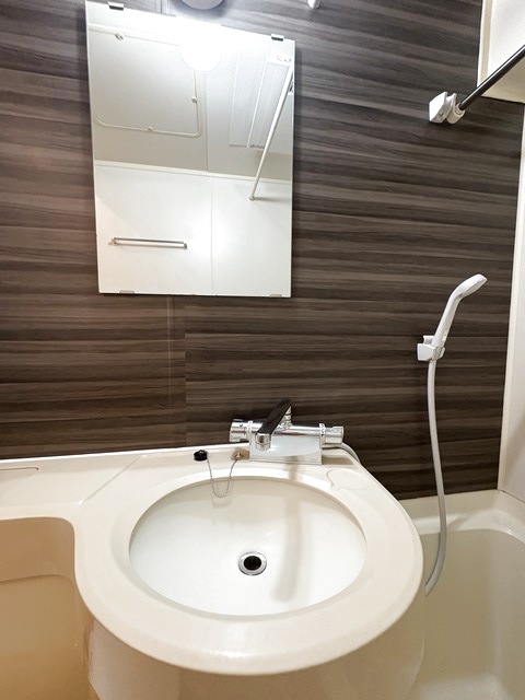 洗面設備　洗面台もアクセントクロスでおしゃれな雰囲気です♪