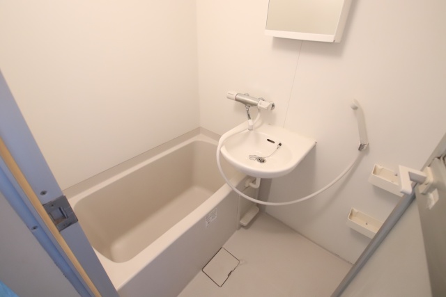 バス・シャワールーム　※他のお部屋の参考写真です
