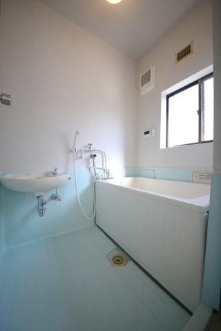 バス・シャワールーム　浴室に窓がついていて換気もしやすい♪