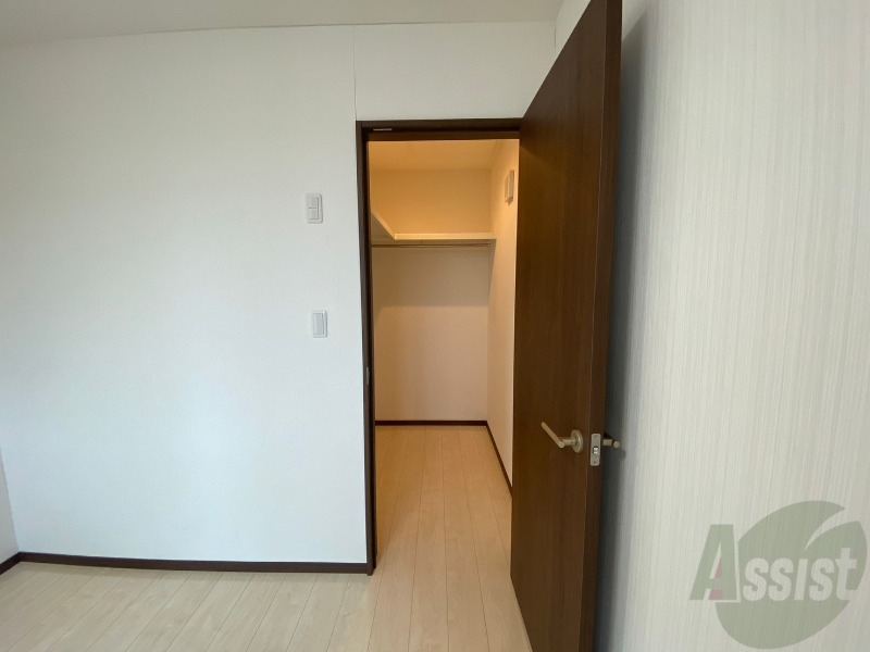 収納　こちらの収納にはハンガーをかけて服もしまえますね。