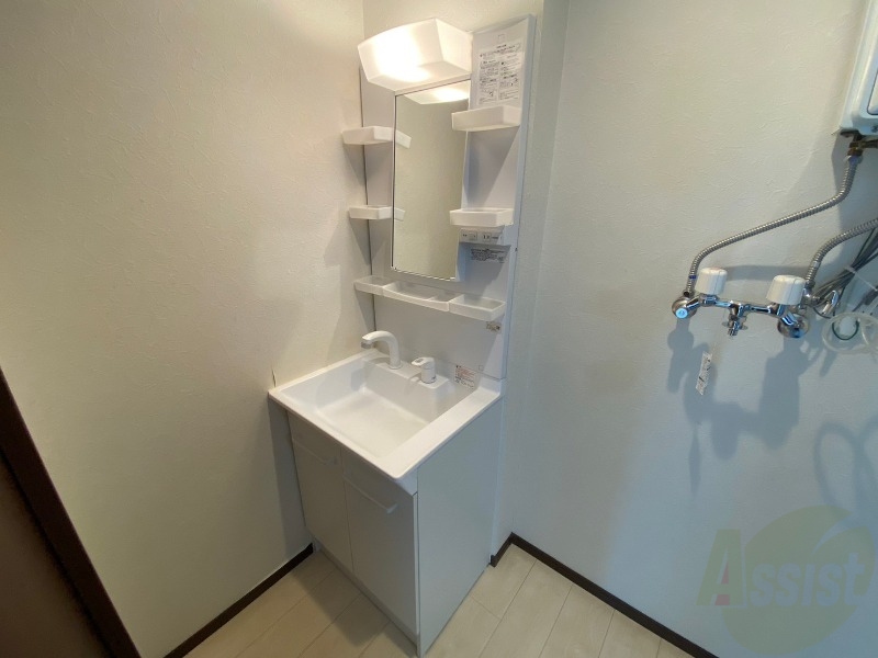 洗面設備　独立洗面台です。大きくてよいですね。シャンプーもできます。