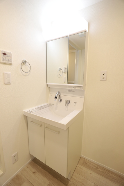 洗面設備　★忙しい朝に嬉しいシャワー付き独立洗面台★