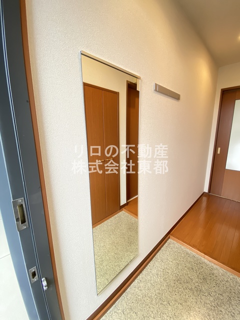 その他設備　便利な鏡付！！身だしなみチェックができますね♪