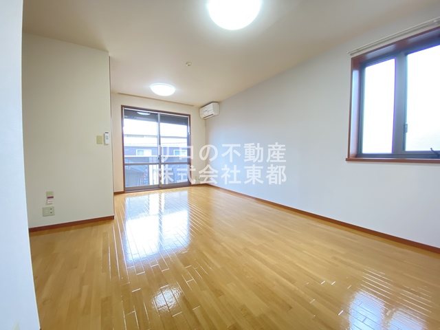 居室・リビング　２面採光なので、明るく風通しのよい過ごしやすいお部屋です♪