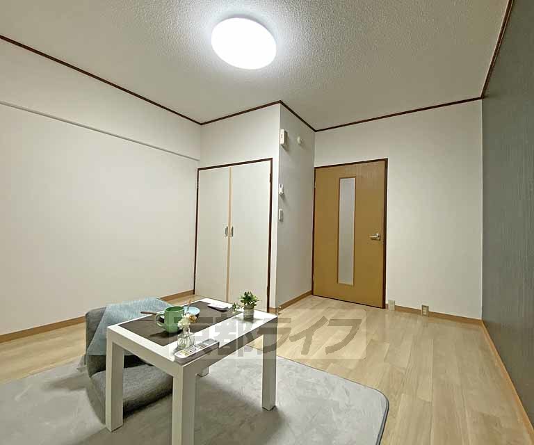 居室・リビング　無料で大型バイク駐輪可能な物件です。