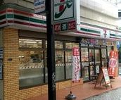 コンビニ　セブンイレブン 大阪久太郎町4丁目店（コンビニ）まで120m