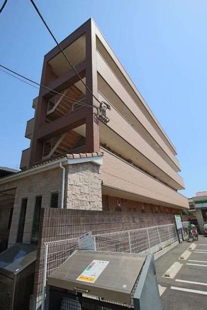 玄関　４階建てマンション