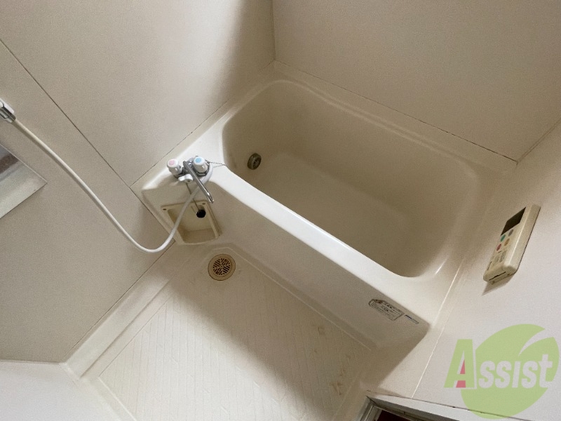 バス・シャワールーム　お風呂はトイレと別で追い焚き機能付きです。
