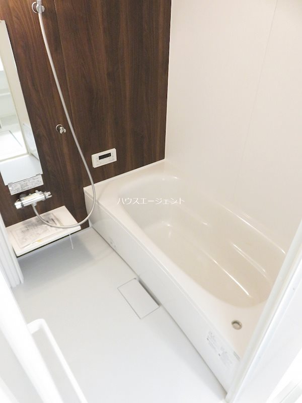 バス・シャワールーム　１坪サイズの広い風呂です！