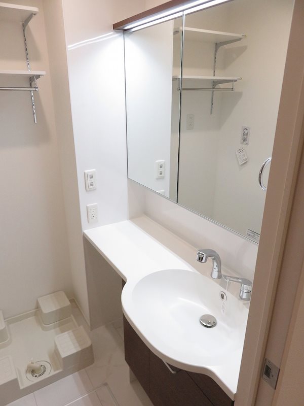 洗面設備　広めの独立洗面台です！