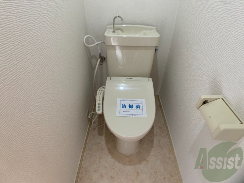 トイレ　温水洗浄便座なので快適に使用できそうですね。