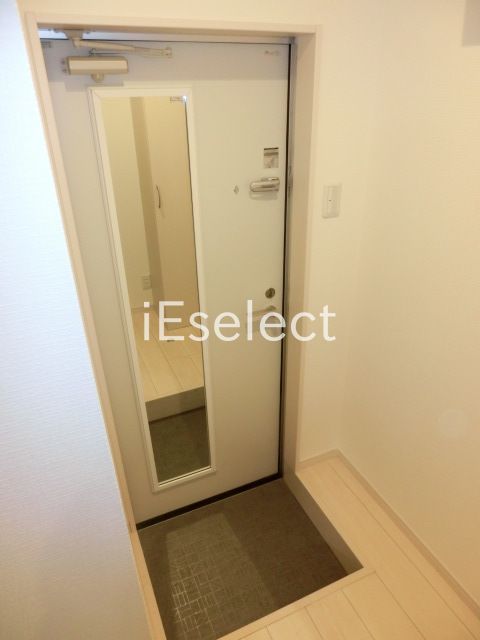 玄関　鏡付きで身だしなみバッチリ