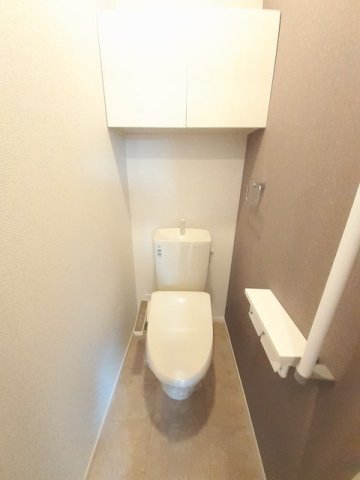 トイレ　落ち着いた色調のトイレです