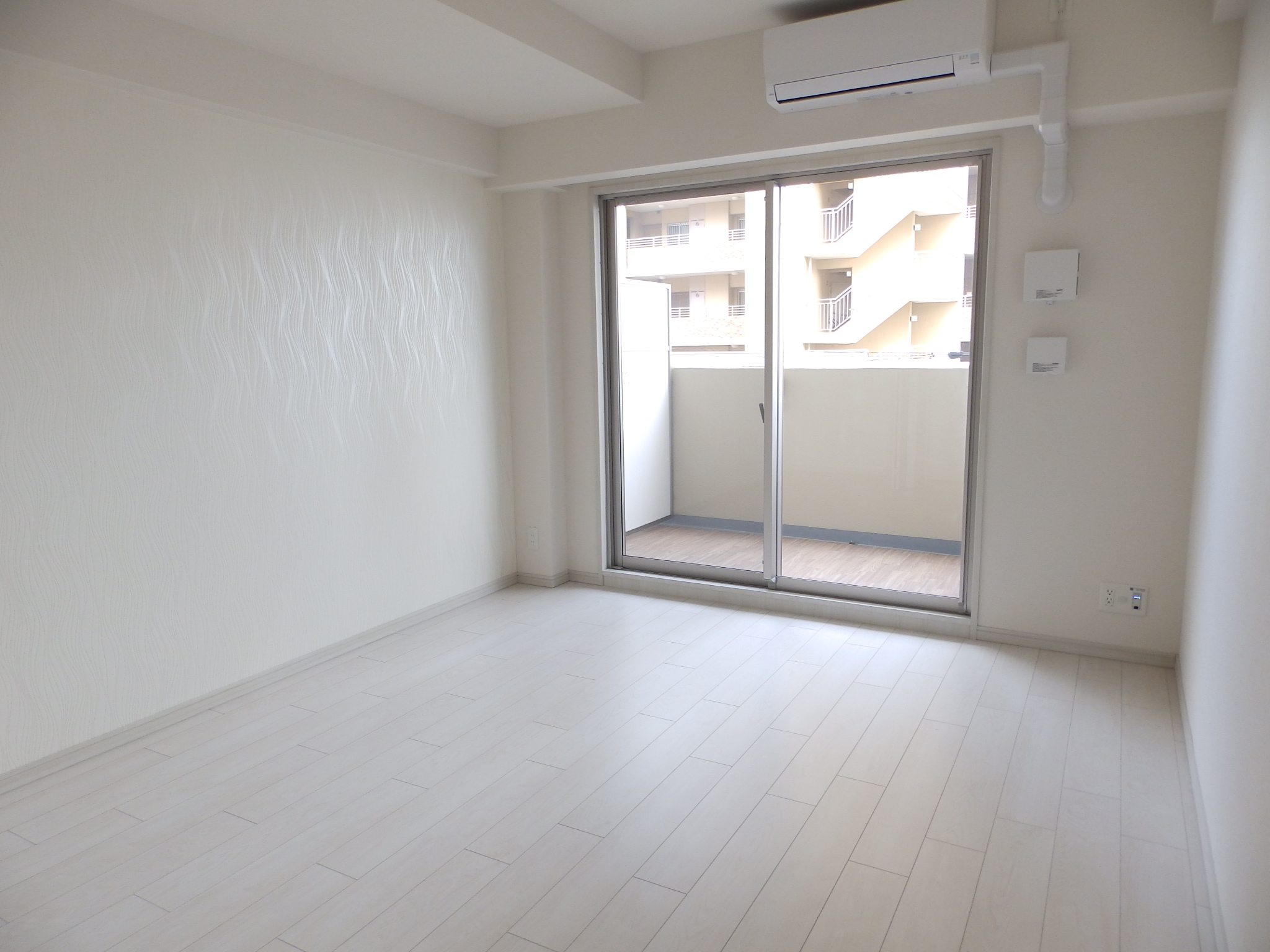 居室・リビング　清潔感あるフローリング