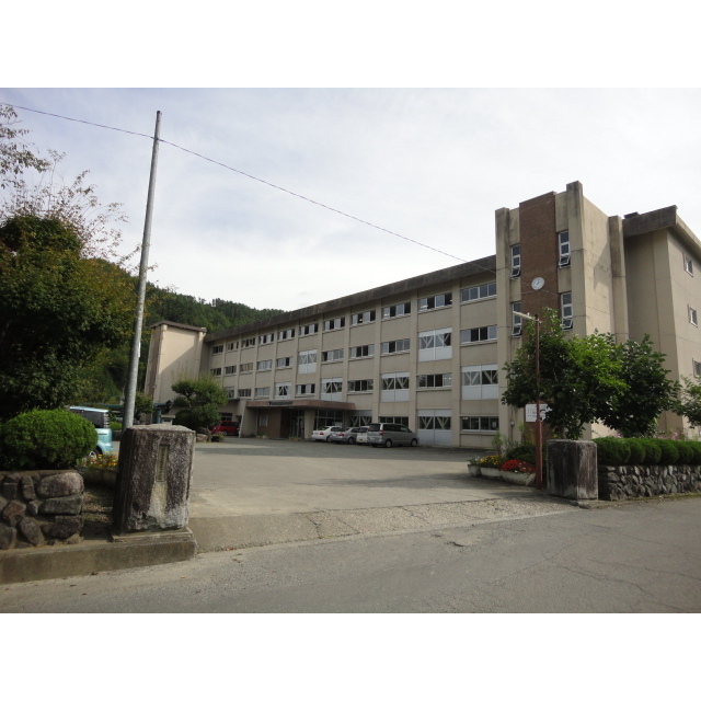 中学校　都留市立第一中学校（中学校）まで538m