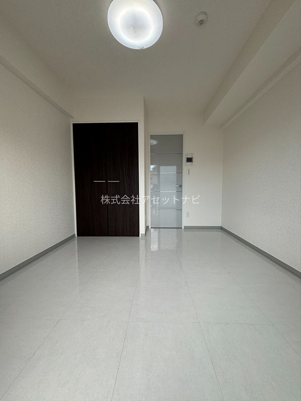 居室・リビング　反転タイプになります。フローリングの色が異なる場合があります