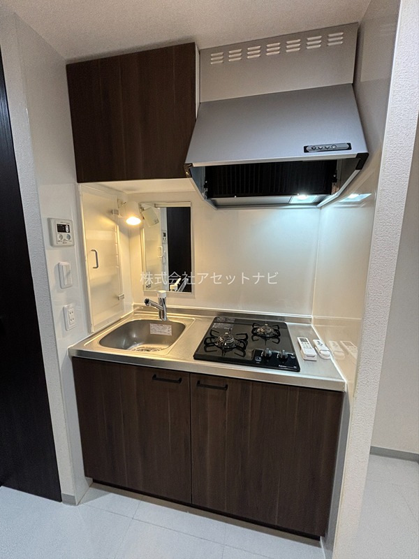 キッチン　反転タイプになります。フローリングの色が異なる場合があります