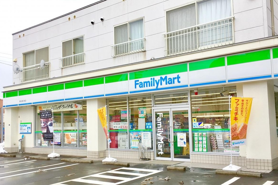 コンビニ　ファミリーマート東札幌6条店（コンビニ）まで82m