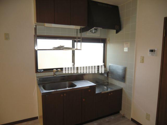 キッチン　換気しやすい小窓付のキッチンスペースです！