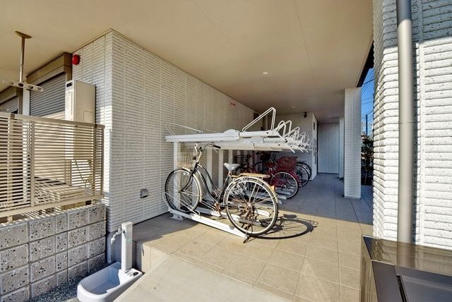 駐車場　屋根付きの駐輪場あります