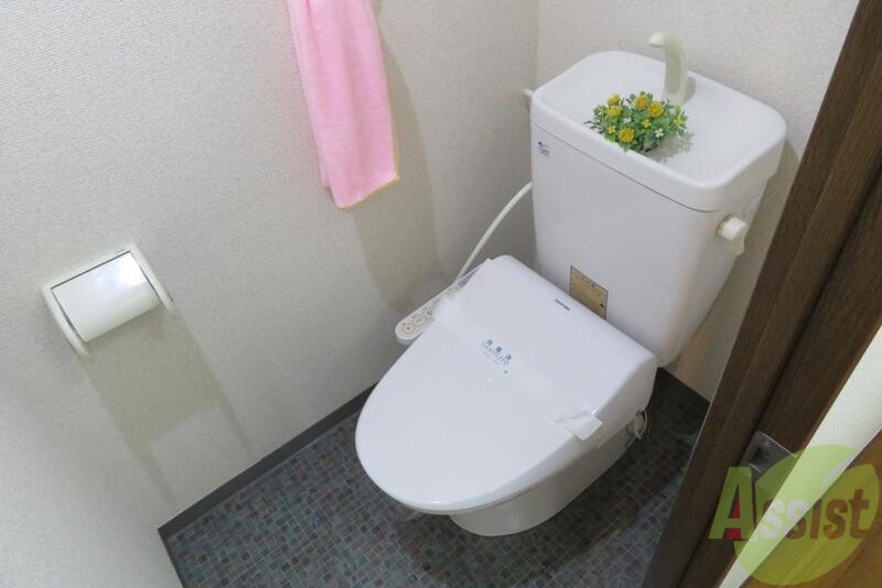 トイレ　床のタイルもちょっとおしゃれ、ウォシュレットも欲しい機能です