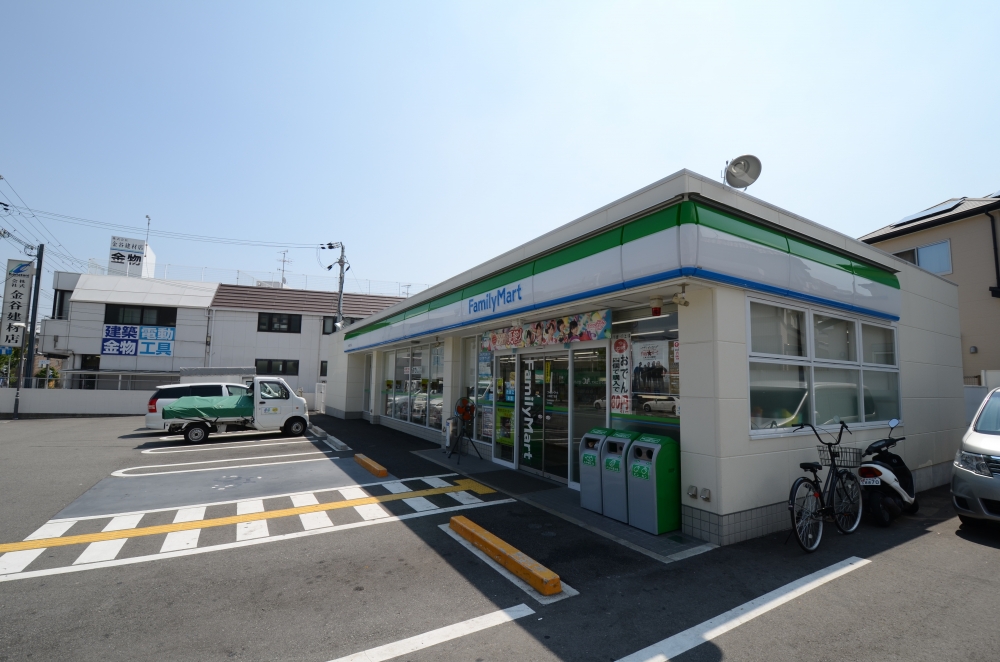 コンビニ　ファミリーマート 小林四丁目店（コンビニ）まで198m