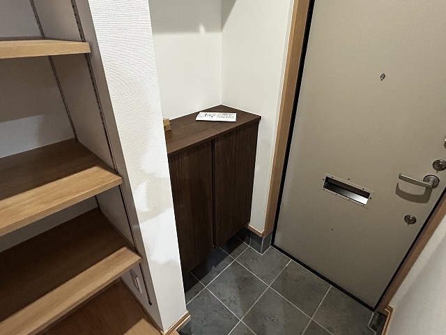 玄関　シューズボックス、収納棚付　玄関