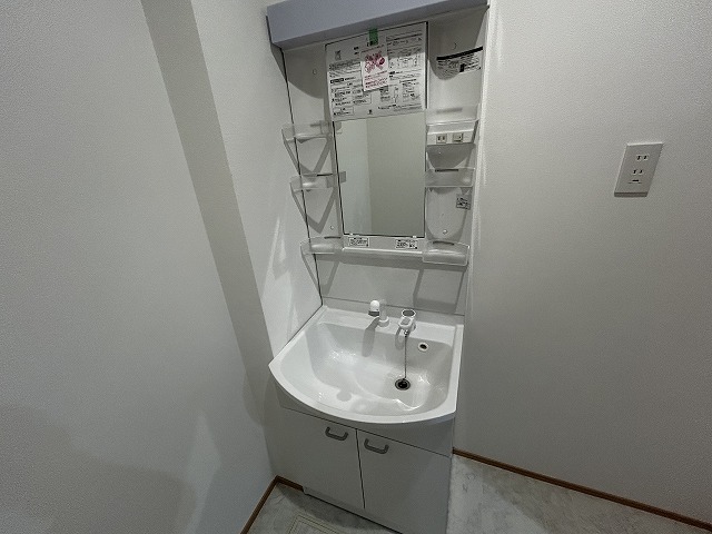 洗面設備　人気設備　シャンプードレッサーと室内洗濯機置場