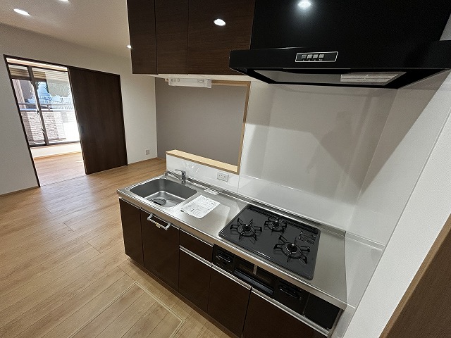 キッチン　対面式キッチン　　3口システムコンロ、グリル付