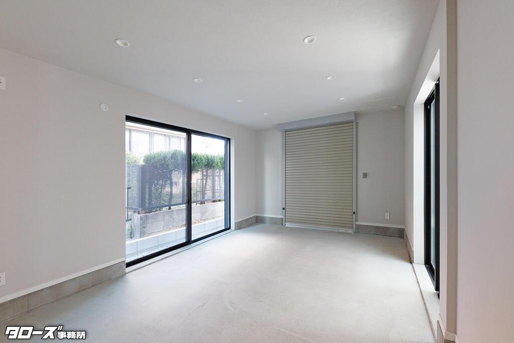 建物外観　1Fガレージ（事務所・テナント相談可）