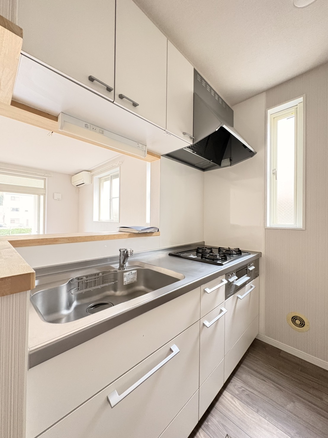 キッチン　カウンター付きのシステムキッチンでお料理も困りません♪