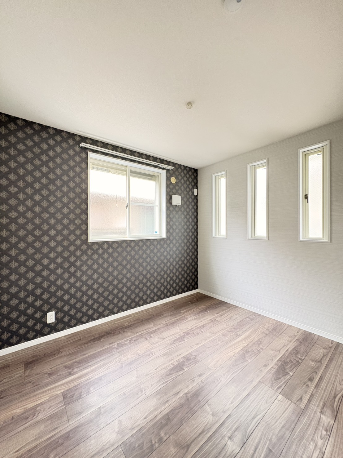 その他部屋・スペース　アクセントパネルがお洒落な洋室は5帖