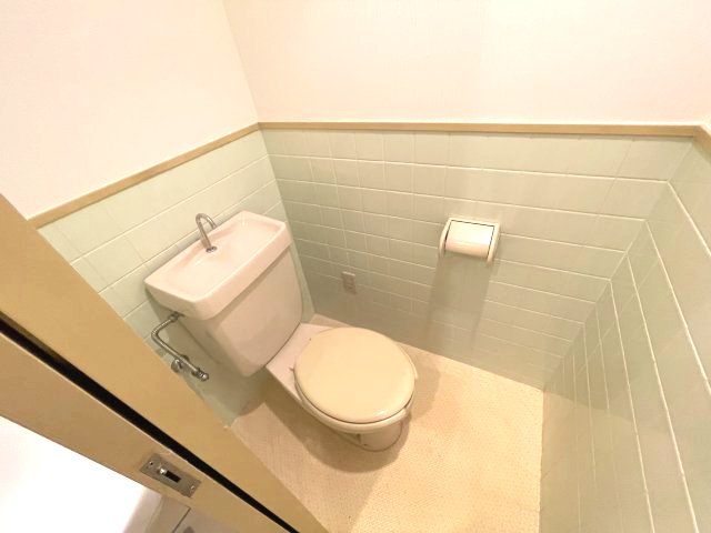 トイレ　イメージとして同建物他部屋を表示しています