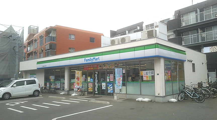コンビニ　ファミリーマート福岡井尻六ツ角店（コンビニ）まで178m