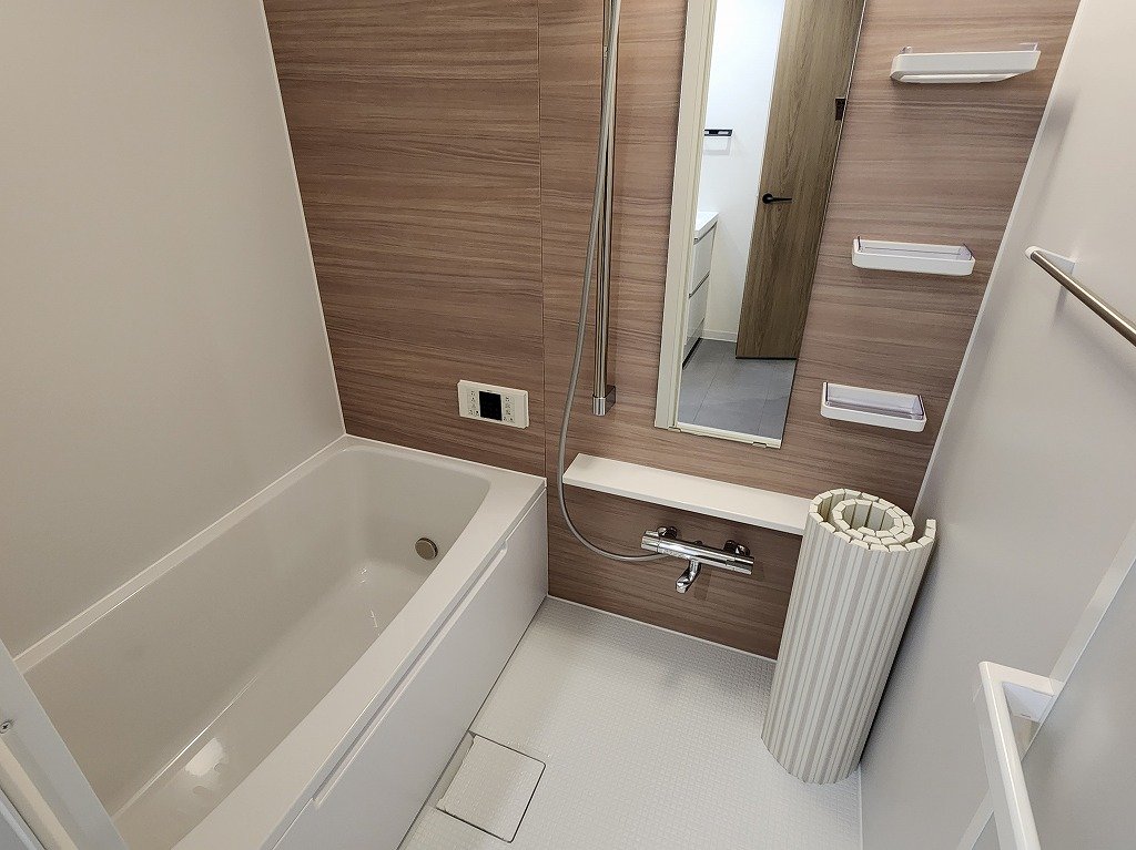 バス・シャワールーム　追焚き・浴室乾燥機付　浴室交換済み