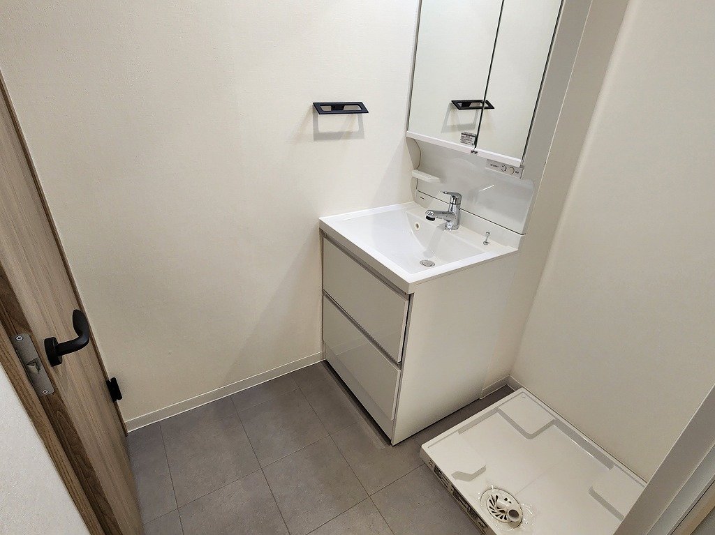 洗面設備　扉付脱衣所　洗髪洗面化粧台・室内洗濯機置場