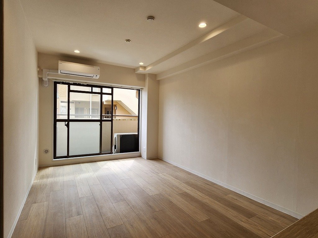 居室・リビング　室内フルリノベーション実施済み　５４．５８平米、２ＬＤＫ