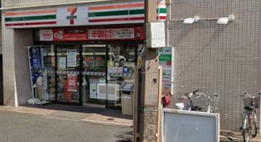 コンビニ　セブンイレブン春日部駅東口店（コンビニ）まで428m