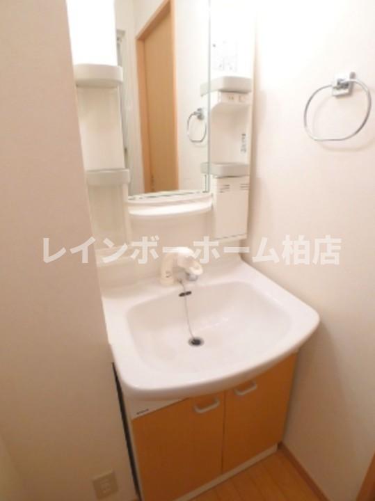 洗面設備　ゆったりとスペースのある洗面所