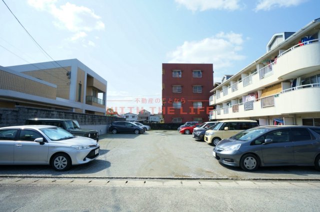 駐車場　駐車場があるので、車を買う予定の方も安心です