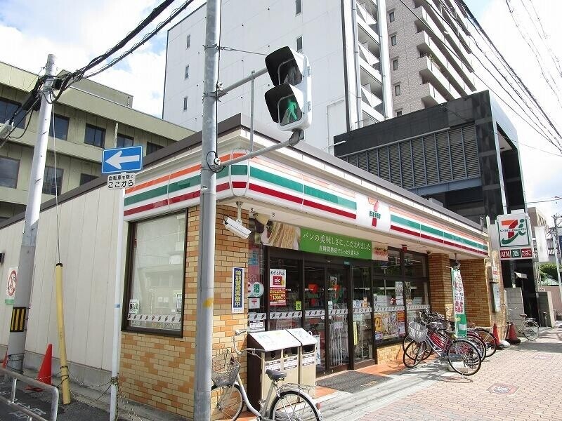 コンビニ　セブンイレブン（コンビニ）まで257m