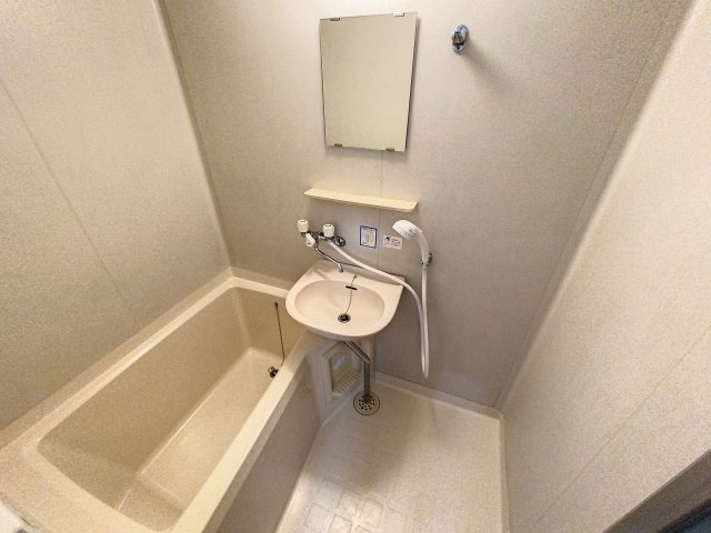 バス・シャワールーム　※同建物ほかのお部屋の写真です。