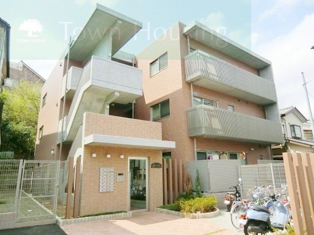 建物外観　明るいタイル貼りのマンションです