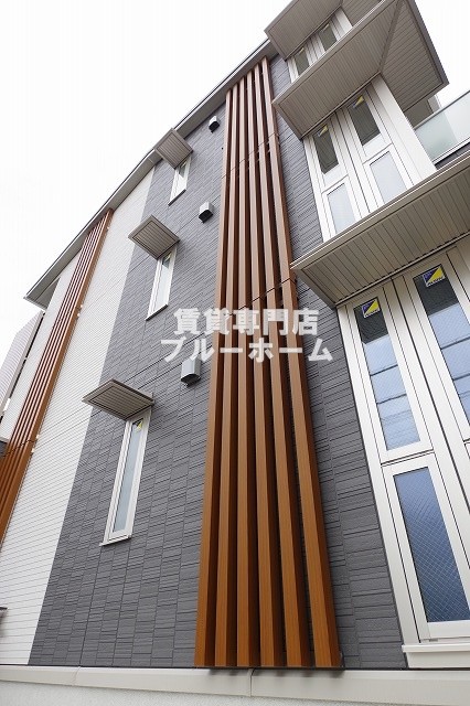 建物外観　軽量鉄骨造3階建ての物件！